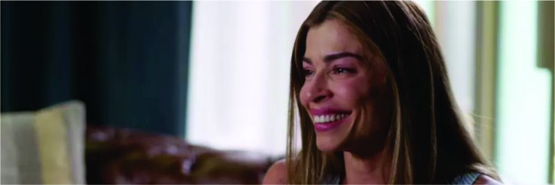 Paloma (Grazi Massafera) se emociona com o pedido do patrão — Foto: Globo