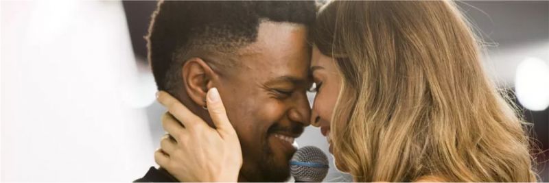 Paloma (Grazi Massafera) pede Ramon (David Junior) em casamento em 'Bom Sucesso' — Foto: Victor Pollak / Globo