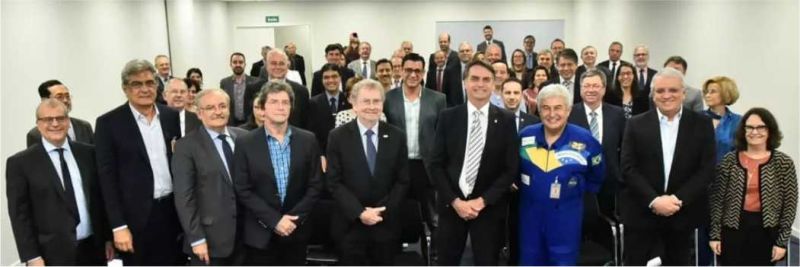 O presidente eleito, Jair Bolsonaro, durante reunião em Brasília, nesta quinta-feira (6) com o futuro ministro Marcos Pontes e a comunidade científica