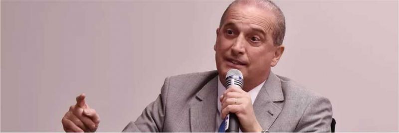Onyx Lorenzoni durante entrevista à imprensa nesta segunda-feira (3) em Brasília 