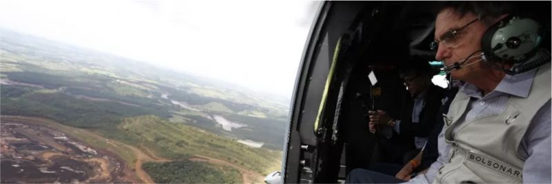 O presidente Jair Bolsonaro sobrevoa área atingida por rompimento da barragem em Brumadinho, MG 