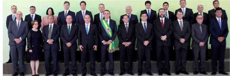 O presidente Jair Bolsonaro, o vice, general Mourão, e os 22 ministros do governo 