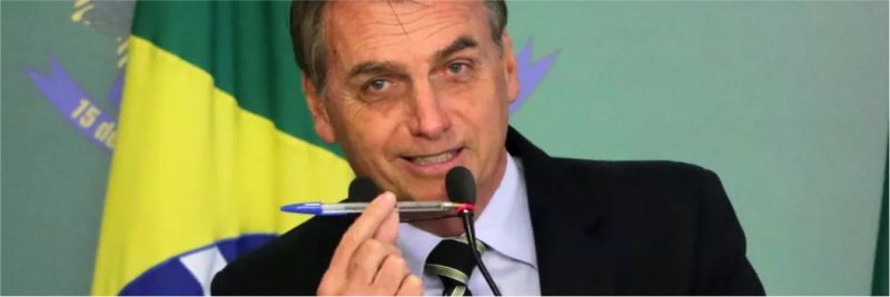 O presidente Jair Bolsonaro assina o decreto que flexibiliza os critérios para a posse de armas no Brasil 