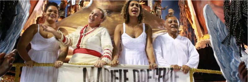 Família de Marielle Franco desfila na Vila Isabel — Foto: Rodrigo Gorosito/G1