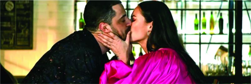 Vivi Guedes (Paolla Oliveira) dá beijo em Abdias (Felipe Titto) para Chiclete (Sergio Guizé) ver, em 'A Dona do Pedaço' — Foto: Globo