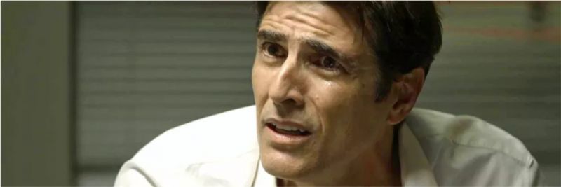 Régis (Reynaldo Gianecchini) diz a Antero (Ary Fontoura) que Josiane (Agatha Moreira) pode ser a assassina que procuram, na novela 'A Dona do Pedaço' — Foto: Globo