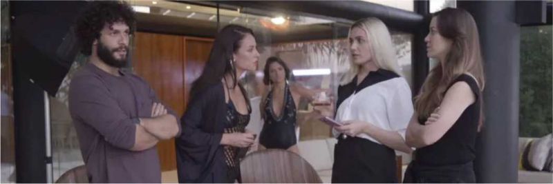 Vivi se irrita com Kim ao ver Jô usando look parecido com o seu — Foto: TV Globo