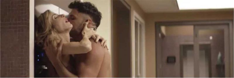 Lyris 'sai da seca' com Tonho, funcionário de Maria da Paz — Foto: TV Globo