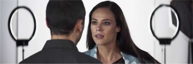 Durante uma discussão com Camilo, Vivi descobre jogo duplo de Fabiana — Foto: TV Globo