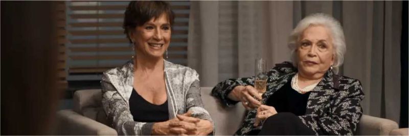 Em 'A Dona do Pedaço', Beatriz (Natália do Vale) e Gladys (Nathalia Timberg) ficam impactadas com o figurino de Maria da Paz (Juliana Paes) — Foto: TV Globo