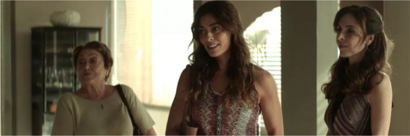 Maria da Paz (Juliana Paes) consegue emprego na casa de Gladys (Nathalia Timberg) e Lyris (Deborah Evellyn) — Foto: TV Globo