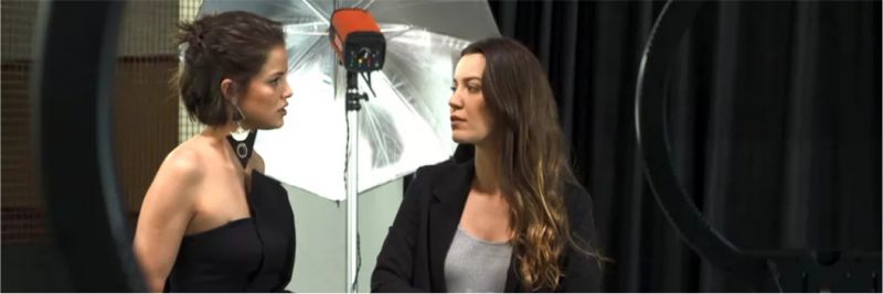 Fabiana (Nathalia Dill) pede que Jô (Agatha Moreira) ajude a afastar Chiclete (Sergio Guizé) de Vivi (Paolla Oliveira) — Foto: TV Globo