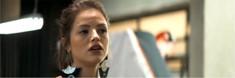 Jô (Agatha Moreira) dá a entender que Rock (Caio Castro) é o culpado pelo roubo das joias de Maria da Paz (Juliana Paes), em 'A Dona do Pedaço' — Foto: TV Globo