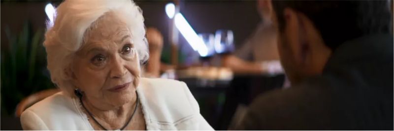 Gladys (Nathalia Timberg) conta sobre o filho para Amadeu (Marcos Palmeira) — Foto: TV Globo
