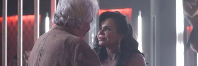 Gina (Gretchen) seduz Eusébio (Marco Nanini) em 'A Dona do Pedaço' — Foto: Globo