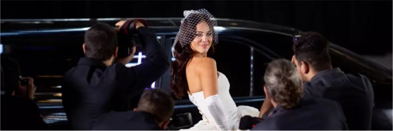 Em 'A Dona do Pedaço', Vivi Guedes (Paolla Oliveira) é alvo dos paparazzi na porta da igreja — Foto: Fabiano Battaglin/Gshow