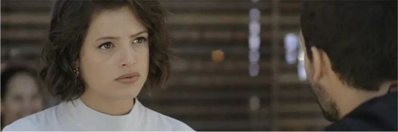 Jô (Agatha Moreira) é surpreendida por pergunta de Téo (Rainer Cadete) em 'A Dona do Pedaço' — Foto: Globo