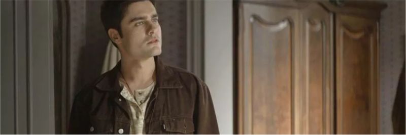 Leandro (Guilherme Leicam) enfrenta Chiclete (Sergio Guizé) em 'A Dona do Pedaço' — Foto: Globo