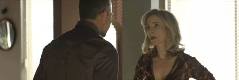 Lyris (Deborah Evelyn) não se intimida diante de Agno (Malvino Salvador) em 'A Dona do Pedaço' — Foto: Globo