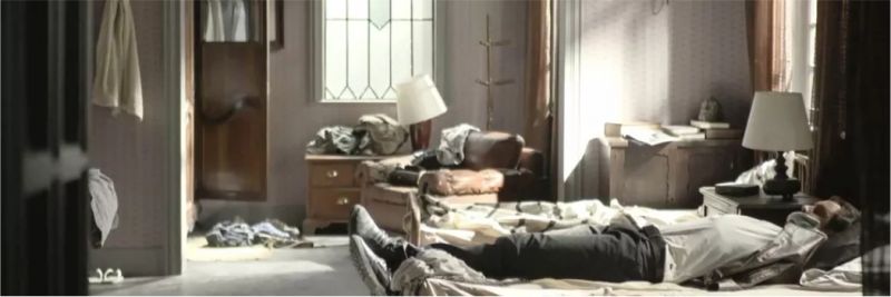Leandro (Guilherme Leicam) rende e amarra Chiclete (Sergio Guizé) em 'A Dona do Pedaço' — Foto: Globo