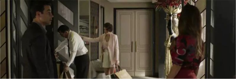 Márcio (Anderson di Rizzi) fica surpreso ao ver Jô (Agatha Moreira) chegar em casa cheia de compras em 'A Dona do Pedaço' — Foto: Globo