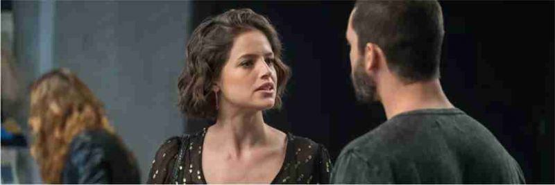 Téo (Rainier Cadete) acompanha o investidor até a mansão para dar uma péssima notícia a Josiane (Agatha Moreira), em 'A Dona do Pedaço' — Foto: Raquel Cunha/Globo