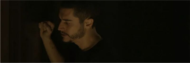 Camilo (Lee Taylor) quer dormir com Vivi (Paolla Oliveira) e esmurra a porta do quarto, que se mantém trancada. — Foto: TV Globo