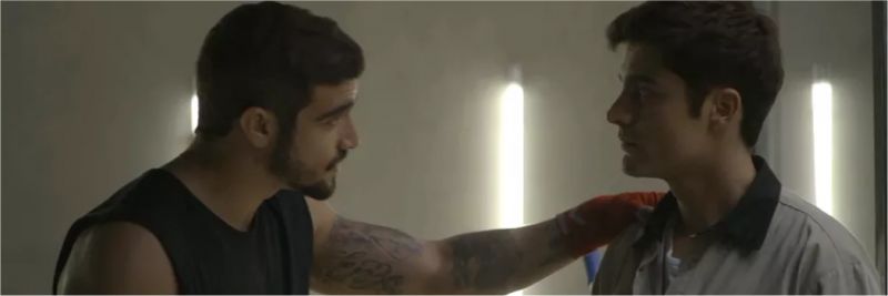 Rock (Caio Castro) diz a Leandro (Guilherme Leicam) que Agno (Malvino Salvador) precisa de conforto, em 'A Dona do Pedaço' — Foto: TV Globo