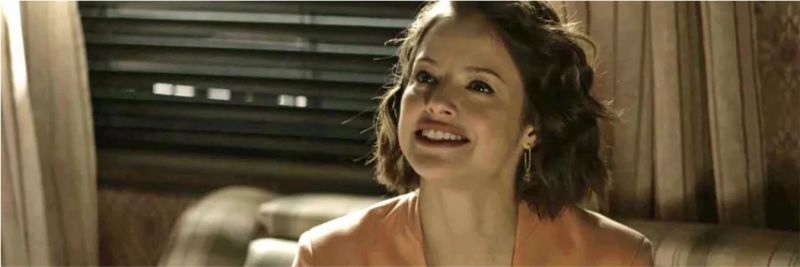 Josiane (Agatha Moreira) tenta despistar perguntas de Camilo (Lee Taylor), na novela 'A Dona do Pedaço' — Foto: Globo