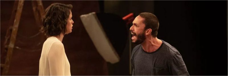 Em 'A Dona do Pedaço', Téo (Rainer Cadete) explode com Josiane (Agatha Moreira) ao saber que ela matou Jardel (Duio Botta) — Foto: Isabella Pinheiro/Gshow