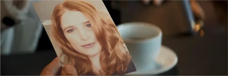 Gladys (Nathalia Timberg) mostra uma foto de um ex de Régis (Reynaldo Gianecchini) para Amadeu (Marcos Palmeira) — Foto: TV Globo