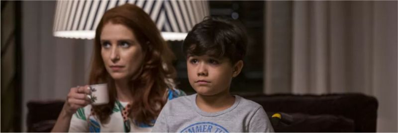 Roma (Julia Lund) e o filho são levados por Amadeu (Marcos Palmeira) para conhecerem Maria (Juliana Paes) — Foto: Gshow/Artur Meninea