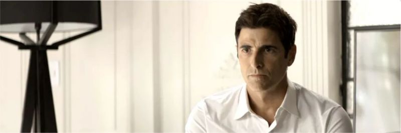 Régis (Reynaldo Gianecchini) diz que tem vício em jogo e mente para Maria da Paz em 'A Dona do Pedaço' — Foto: Globo