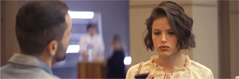 Lucas (Kainan Ferraz) mostra a foto de Jô (Agatha Moreira) com Régis (Reynaldo Gianecchini), em 'A Dona do Pedaço' — Foto: Globo