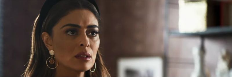 Maria da Paz (Juliana Paes) fica angustiada com o que ouve sobre Jô (Agatha Moreira), em 'A Dona do Pedaço' — Foto: TV Globo