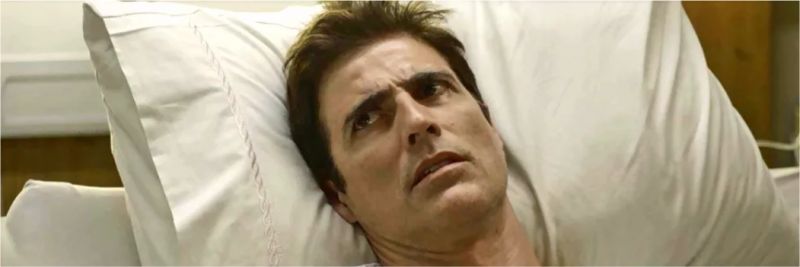 Régis (Reynaldo Gianecchini) fica irritado com a visita de Josiane (Agatha Moreira), na novela 'A Dona do Pedaço' — Foto: Globo