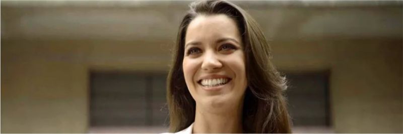 Fabiana (Nathalia Dill) diz para si mesma que vai colocar as mãos na fábrica, em 'A Dona do Pedaço' — Foto: Globo