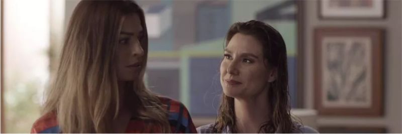 Natasha (Lavinia Vlasak) elogia Paloma (Grazi Massafera) — Foto: Globo