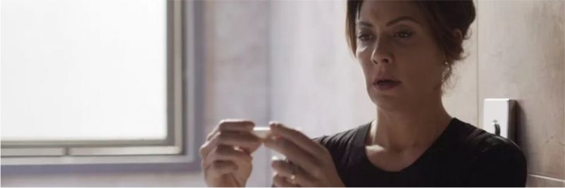 Nana (Fabiula Nascimento) faz teste de gravidez — Foto: Globo