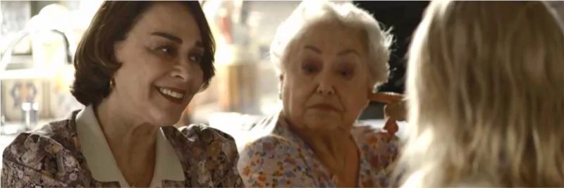 Evelina (Nívea Maria) acoberta Josiane (Agatha Moreira) para a polícia e Marlene (Suely Franco) estranha, em 'A Dona do Pedaço' — Foto: Globo