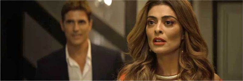 Maria da Paz (Juliana Paes) fica constrangida quando Amadeu (Marcos Palmeira) flagra chegada de Régis (Reynaldo Gianecchini), em 'A Dona do Pedaço' — Foto: TV Globo
