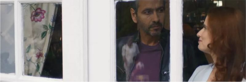 Amadeu (Marcos Palmeira) vai até a casa da ex do playboy, em 'A Dona do Pedaço' — Foto: TV Globo