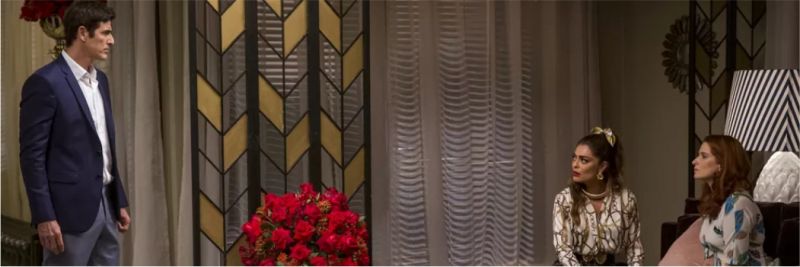 Régis (Reynaldo Gianecchini) aparece na casa da boleira e dá de cara com Roma (Julia Lund) — Foto: Gshow/Artur Meninea