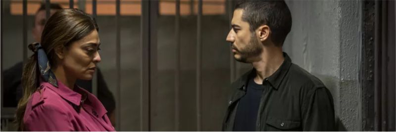 Camilo (Lee Taylor) diz a Maria da Paz (Juliana Paes) que não sabe quanto tempo que ela ficará presa, em 'A Dona do Pedaço' — Foto: Artur Meninea/Gshow