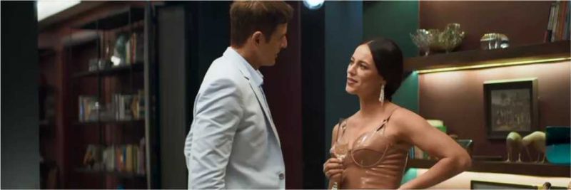 Vivi Guedes (Paolla Oliveira) chama Maria da Paz (Juliana Paz) de brega e vulgar para Régis (Reynaldo Gianecchini), em 'A Dona do Pedaço' — Foto: TV Globo