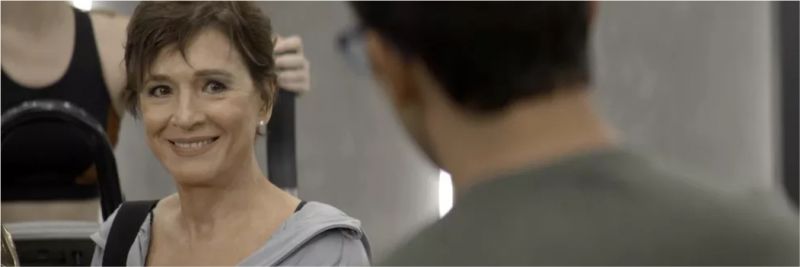 Beatriz (Natália do Vale) fica sem jeito com elogios de Zé Hélio (Bruno Bevan), em 'A Dona do Pedaço' — Foto: TV Globo