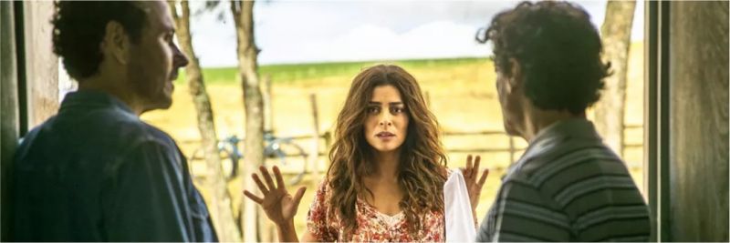 Maria da Paz (Juliana Paes) conduz acordo pacífico entre as famílias Ramirez e Matheus — Foto: Globo