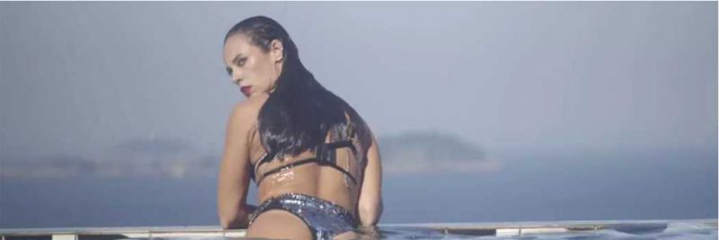 Vivi faz carão em piscina de fundo infinito — Foto: TV Globo
