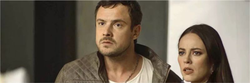 Chiclete (Sergio Guizé) interrompe ensaio fotográfico de Lucas Lucco e Vivi (Paolla Oliveira), em 'A Dona do Pedaço' — Foto: Globo