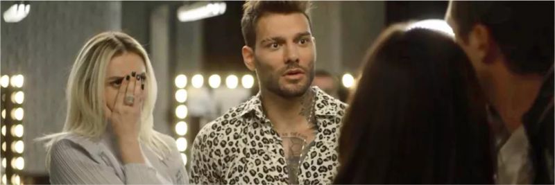 Lucas Lucco tenta se explicar para Chiclete (Sergio Guizé) e Kim (Monica Iozzi) fica constrangida, em 'A Dona do Pedaço' — Foto: Globo